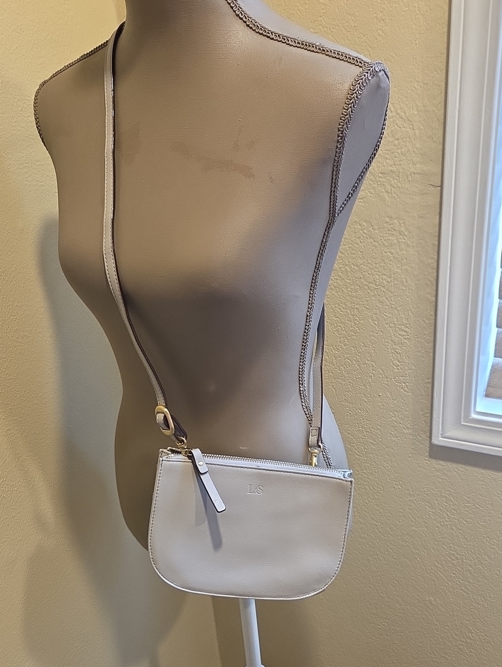 Lo & Sons Leather Crossbody Bag